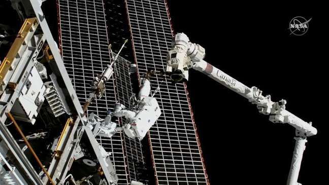Astronautas durante missão do lado de fora da Estação Espacial Internacional
02/12/2021
NASA TV/Divulgação via REUTERS