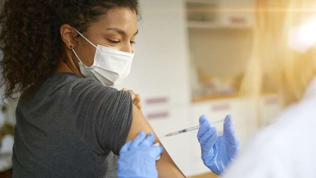 Mulher recebendo vacina