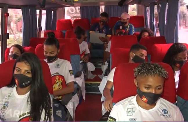 Atletas do Abelha Rainha foram rendidas ao sair do estádio (Foto: Reprodução/Globo)
