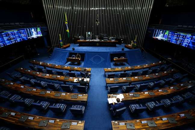 Plenário do Senado Federal; Bezerra incluiu um dispositivo para garantir que todo brasileiro em situação de vulnerabilidade social tenha direito a uma renda básica com um programa permanente