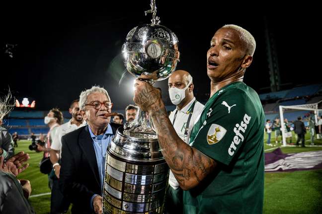 Deyverson comemora o título da Libertadores