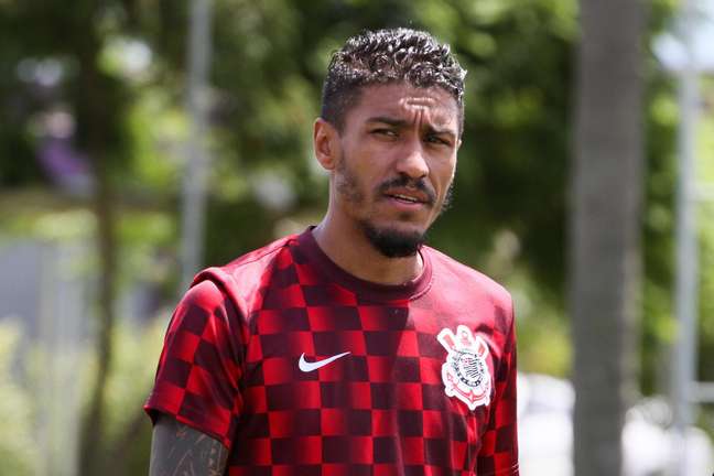Paulinho acompanha treino do Corinthians