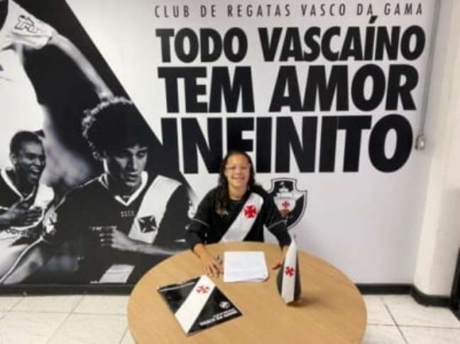 Larissa assina contrato até dezembro de 2023 (Foto: Divulgação)