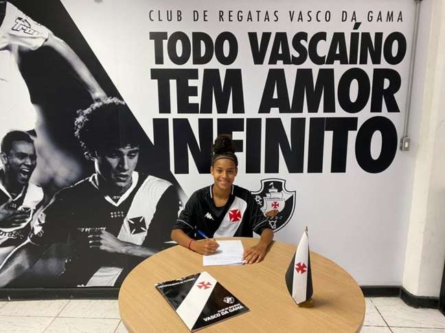 Dudinha, da equipe Sub-18, assina contrato com o Vasco até dezembro de 2023 (Foto: Divulgação)