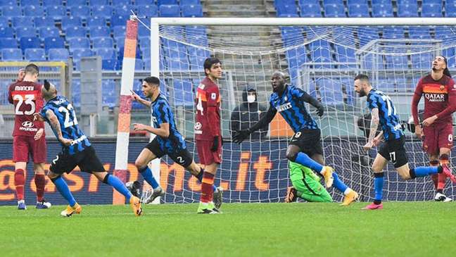 Roma e Inter enfrentam-se na capital italiana (Foto: VINCENZO PINTO / AFP)