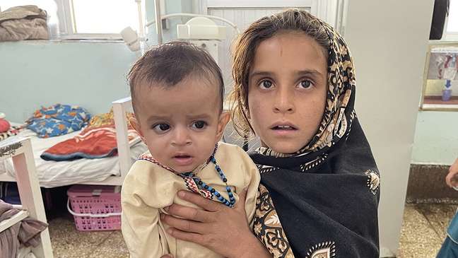 Profissionais de saúde trabalham sem remuneração em partes do Afeganistão, enquanto crianças sofrem de desnutrição