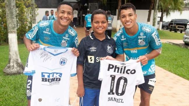 O garoto Daniel ao lado de Ângelo e Marcos Leonardo (Foto: Divulgação / Santos FC)