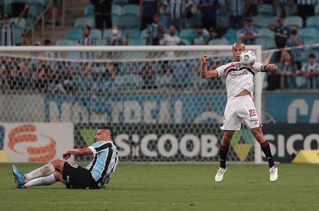 Miranda no jogo contra o Grêmio: time tomou 3 a 0 no Sul e continua ameaçado (Foto: Rubens Chiri/saopaulofc.net)