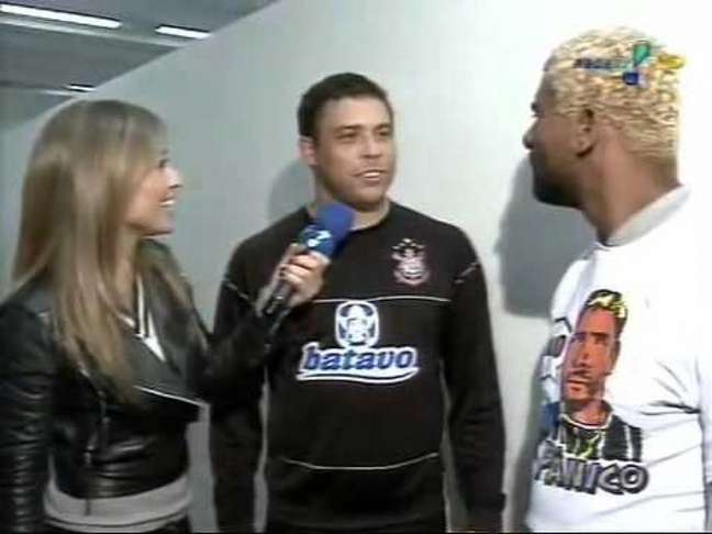 Ronaldo Fenômeno, ao centro, é entrevistado por Sabrina Sato e Zina, no 'Pânico' (Reprodução/RedeTV!)