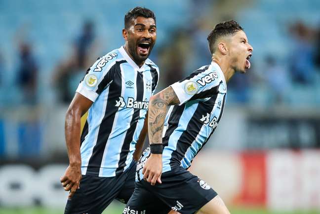 Grêmio atropela o São Paulo e respira na luta contra o Z4