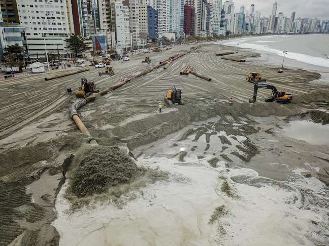 Balneário Camboriú reabre praia após alargar faixa de areia