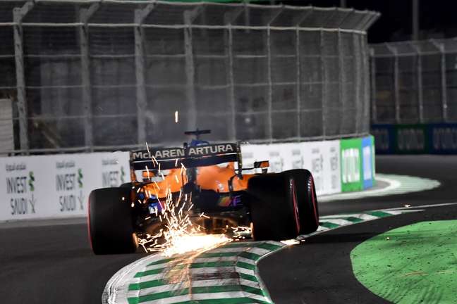Daniel Ricciardo em ação no veloz circuito de Jedá 
