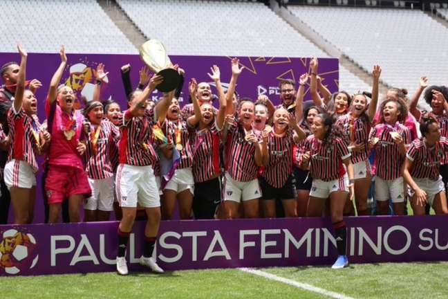 Jogadoras do São Paulo festejam a conquista do título na Neo Química Arena (Foto: Gabriela Montesano/saopaulofc)
