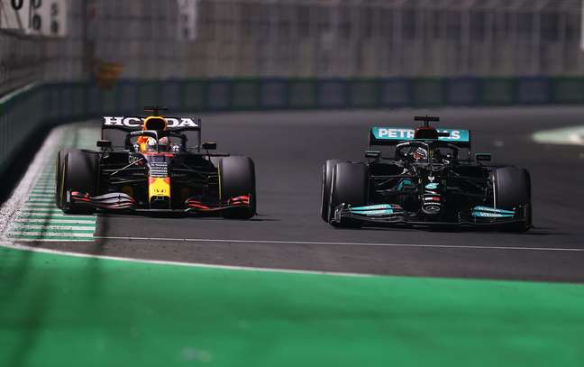 Max Verstappen e Lewis Hamilton vão empatados para a decisão do título 