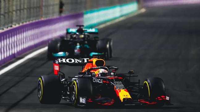 Verstappen é perseguido por Hamilton no GP da Arábia Saudita Red Bull.jpg