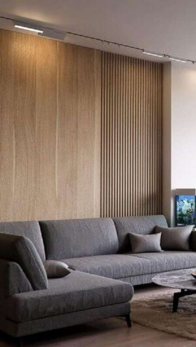 55. Ripas de madeira para parede de sala de estar decorada com sofá cinza – Foto: Decor Fácil