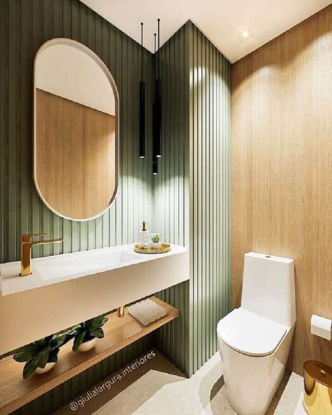 11. Decoração de banheiro planejado com parede ripada pintada de verde – Foto: Giulia Largura