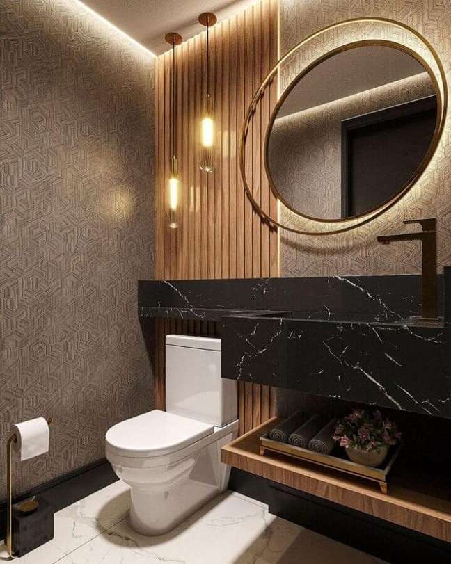 5. Banheiro moderno decorado com parede de ripa e bancada de mármore preto – Foto: Fernando Silvério