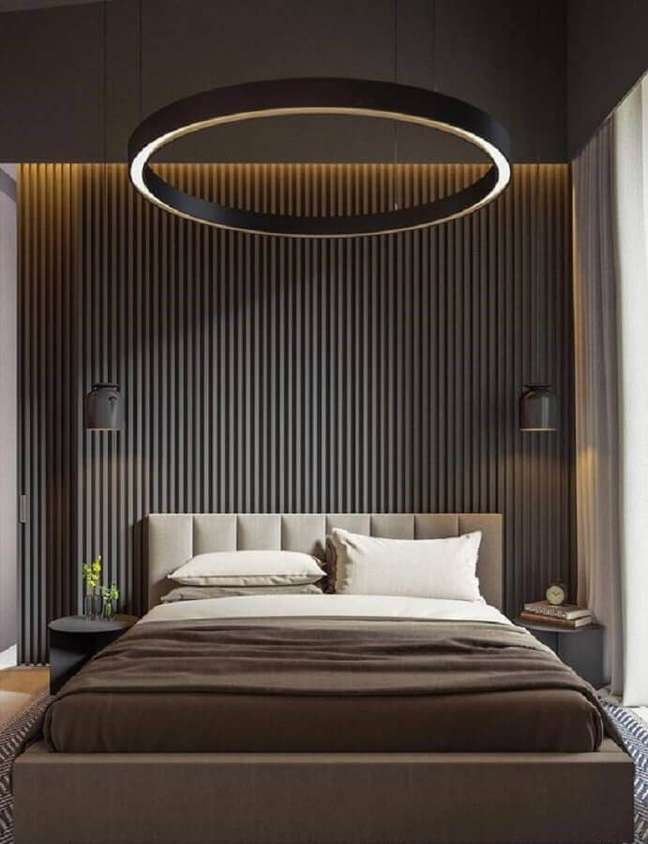 18. Decoração de quarto cinza moderno com parede ripada – Foto: Home Designing