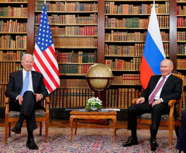 Presidentes dos Estados Unidos, Joe Biden, e da Rússia, Vladimir Putin, durante encontro em Genebra 16/06/2021 REUTERS/Denis Balibouse/Pool