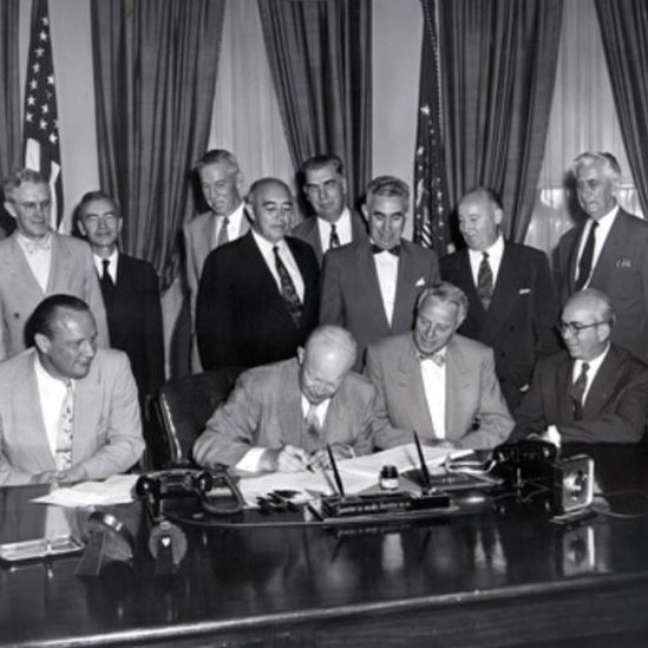 Em agosto de 1954, Eisenhower alterou a Lei de Energia Atômica para permitir a exportação de tecnologia nuclear