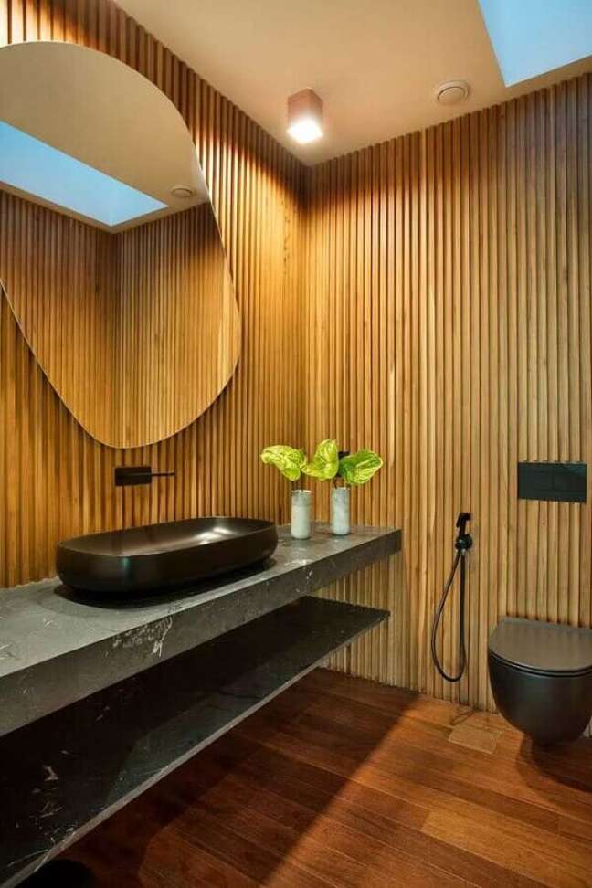 53. Ripas de madeira na parede de lavabo com decoração moderna – Foto: InTown Arquitetura