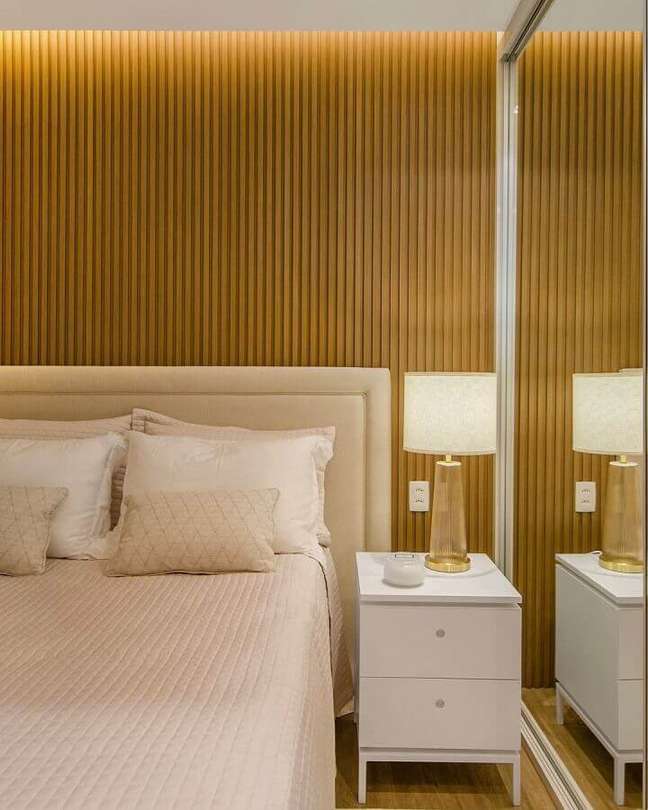 1. Cores claras para quarto decorado com ripado de madeira na parede e cabeceira estofada – Foto: Redecker + Sperb Arquitetura
