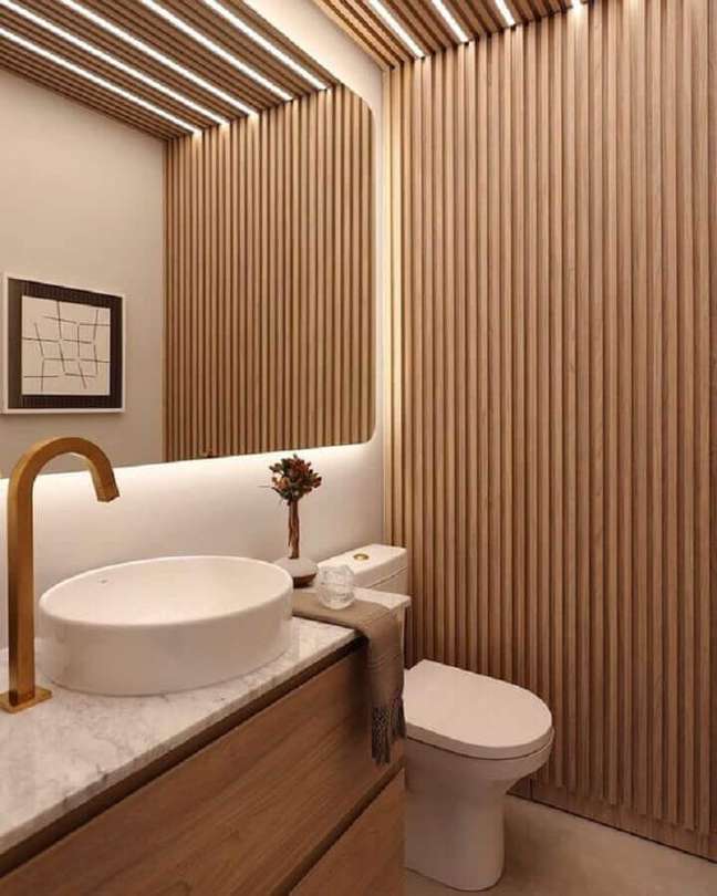 10. Decoração de banheiro em cores claras com parede ripada de madeira – Foto: Barbara Dundes