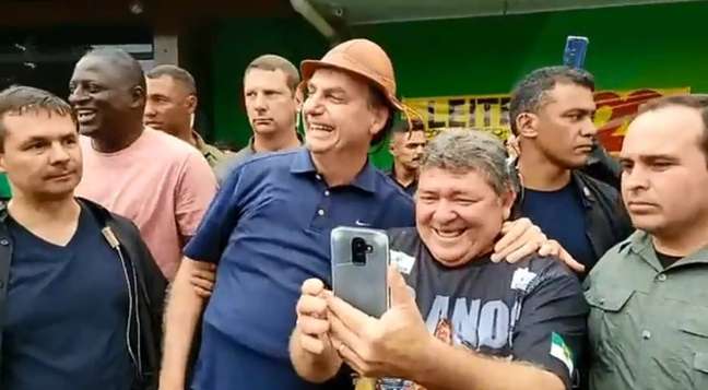 Presidente Bolsonaro tem o hábito de usar chapéu de vaqueiro, menor e mais arredondado, em visitas ao Nordeste.