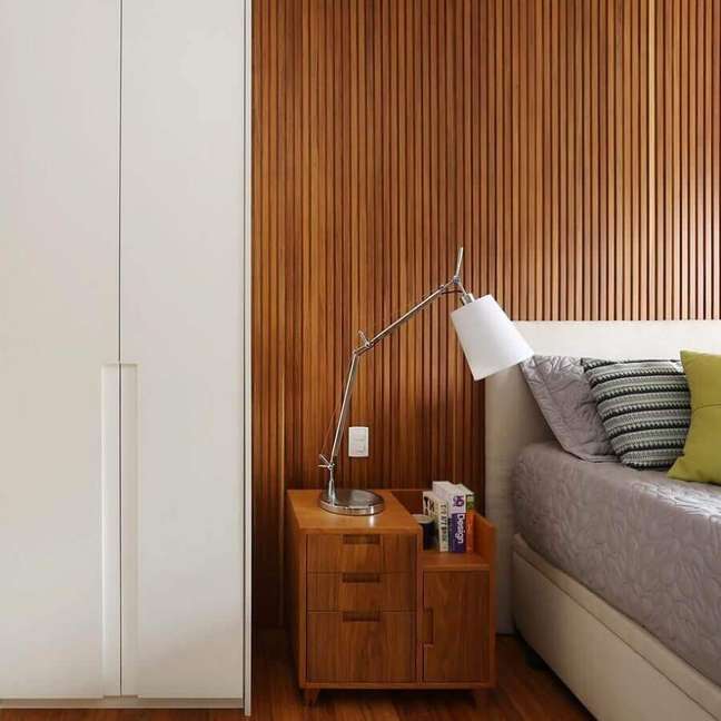 21. Decoração de quarto de casal com ripado de madeira na parede – Foto: Mandril Arquitetura
