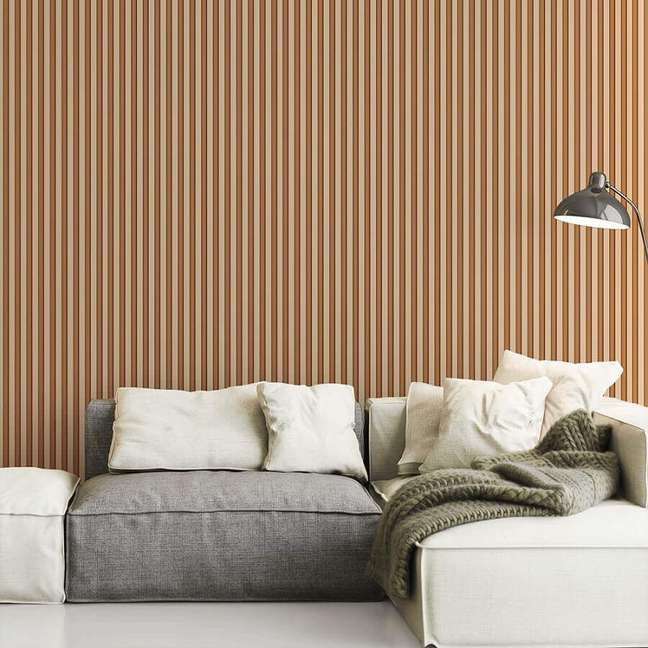 3. Parede ripada de madeira para decoração de sala moderna com sofá modular – Foto: Defacile