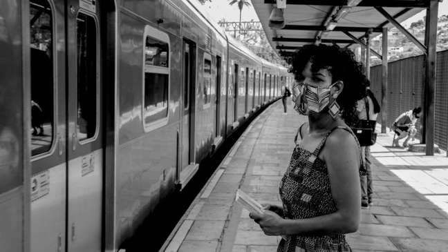 Jornalista Jéssica Moreira, autoria de livro sobre cotidiano nos trens