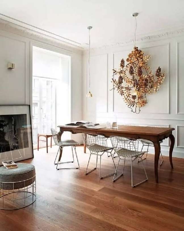 36. Mesa de madeira, cadeiras cromadas e boiserie sala decoram o espaço. Fonte: Erika Brechtel
