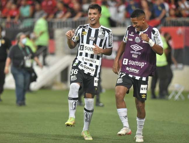 Os garotos Marcos Leonardo e Ângelo comemoram gol do Santos (Foto: Divulgação/Santos)