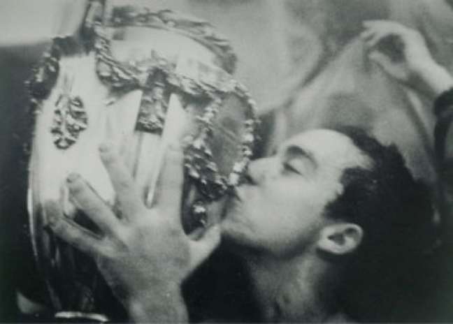 Tostão beija Taça Brasil de 1966 , em uma das maiores vitórias celestes em todos os tempos-(Foto: Site oficial / Cruzeiro)