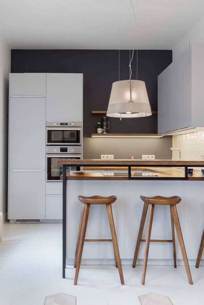 1. Banco de madeira para cozinha americana branca e cinza decorada com luminária pendente – Foto: Home Fashion Trend