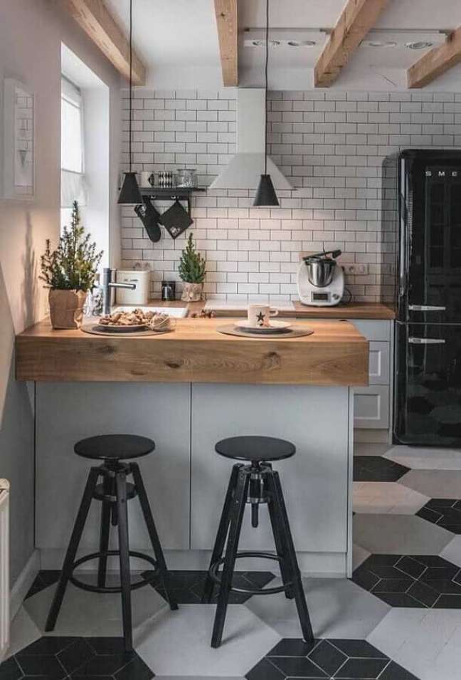 30. Banco para cozinha americana decorada com bancada de madeira e azulejo branco – Foto: Arquidicas