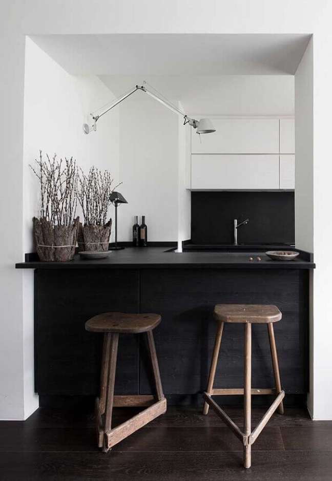 18. Banco de madeira para cozinha americana preta e branca decorada com estilo minimalista – Foto: Futurist Architecture