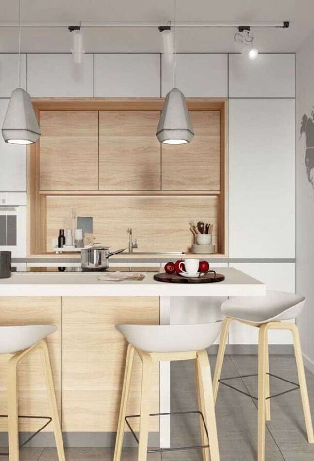 28. Banco para cozinha americana clean decorada com armários brancos com detalhes em madeira – Foto: Homify