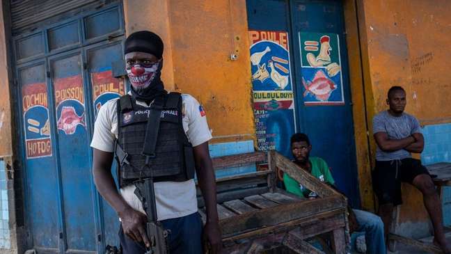 A polícia haitiana conta com poucos recursos e sofre muita infiltração das facções criminosas