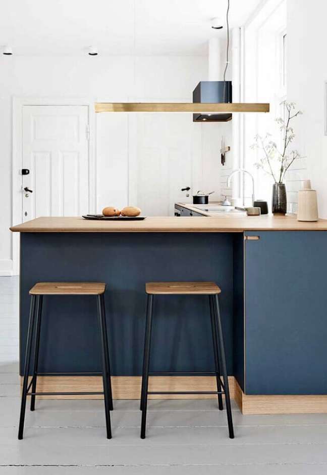 42. Decoração com banco para cozinha americana azul e branca – Foto: Home Fashion Trend