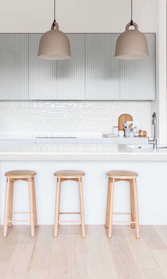 37. Decoração clean com banco de madeira para cozinha americana minimalista – Foto: Apartment Therapy