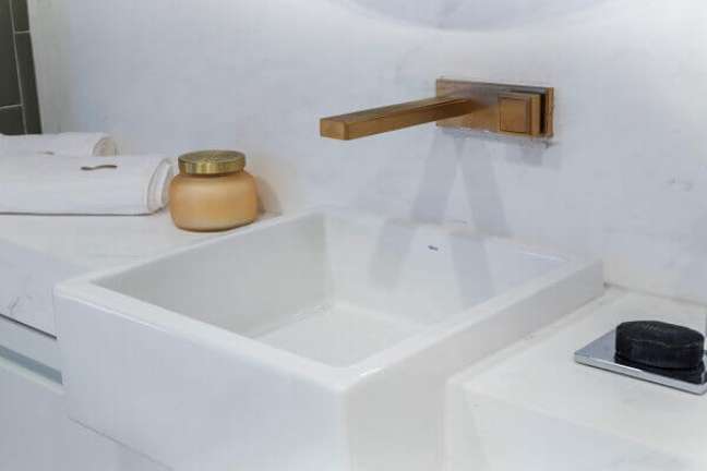 9. Banheiro com torneira para lavabo rose gold – Foto In Town Arquitetura