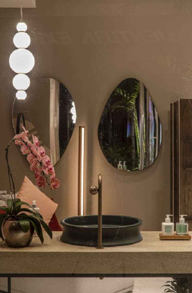 6. Banheiro moderno com cuba preta e torneira para lavabo rose gold – Projeto Juliana Affini e Patricia Makhoul