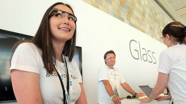 O Google Glass, lançado em 2013, gerou preocupação com invasão de privacidade, mas indicou uma tendência futura