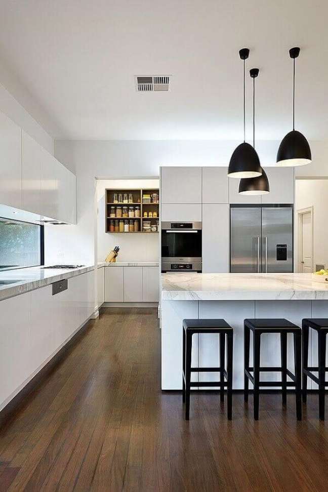 48. Decoração com luminária preta e banco para cozinha americana branca grande – Foto: Apartment Therapy