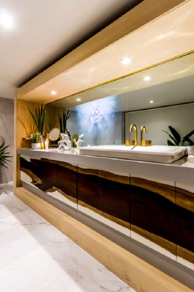24. Torneira para lavabo dourado com armário amadeirado moderno – Projeto Eduardo Baldelomar