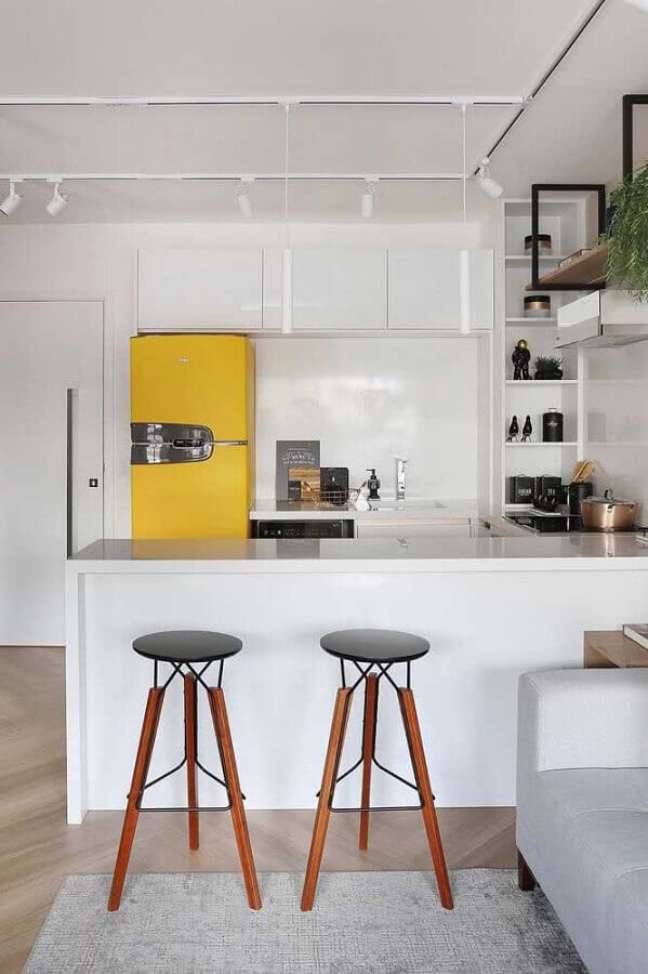 26. Banco para cozinha americana branca integrada com sala de estar – Foto: Jeito de Casa