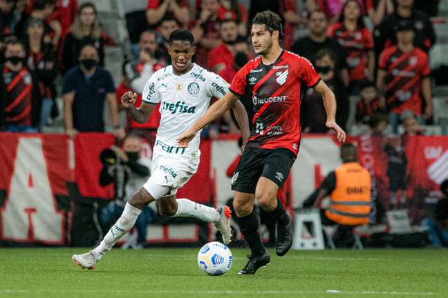 Athletico-PR empata com o Palmeiras e se garante na Série A
