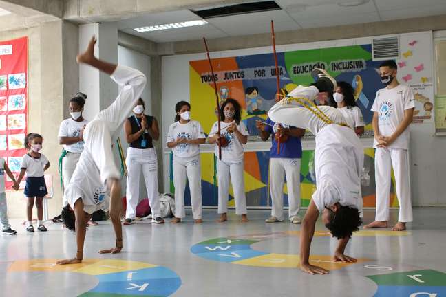 Crianças praticando capoeira na Luta pela Paz, no Complexo da Maré